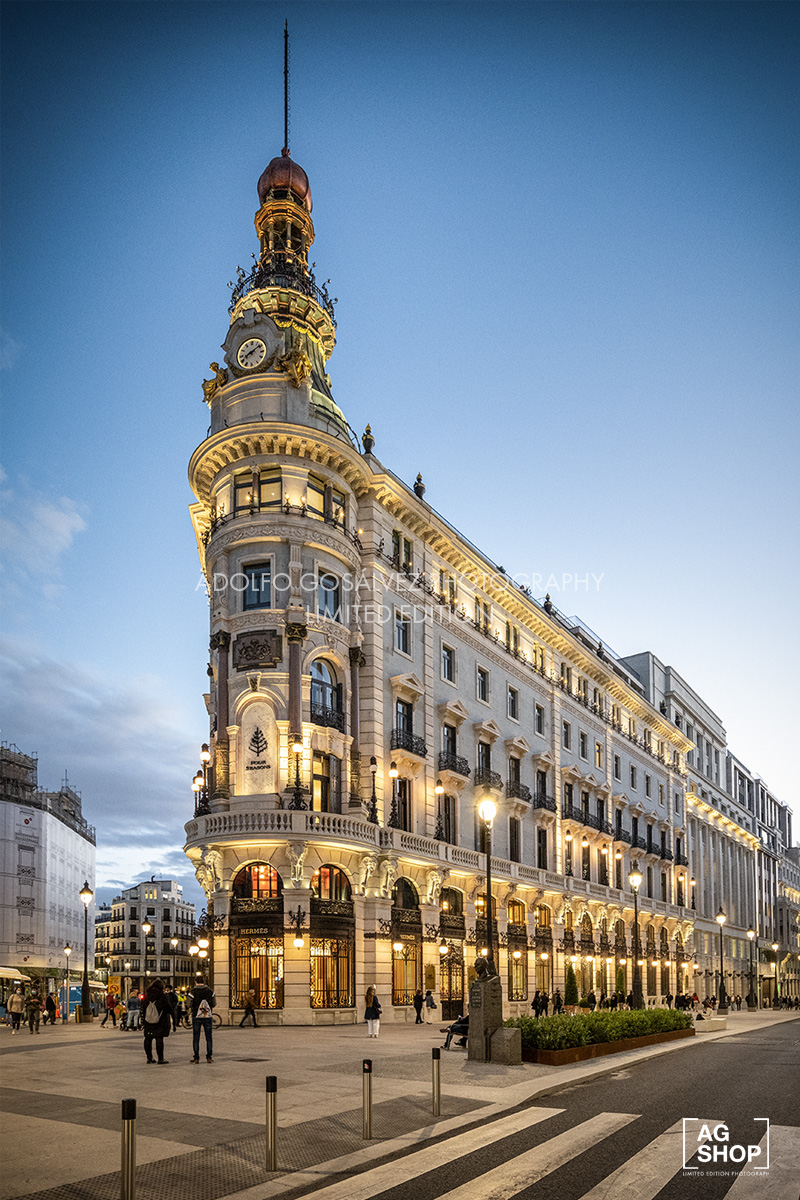 Vista nocturna Palacio de la Equitativa, actual Hotel Four Seasons en Madrid, por Adolfo Gosálvez. Venta de Fotografía de autor en edición limitada. AG Shop