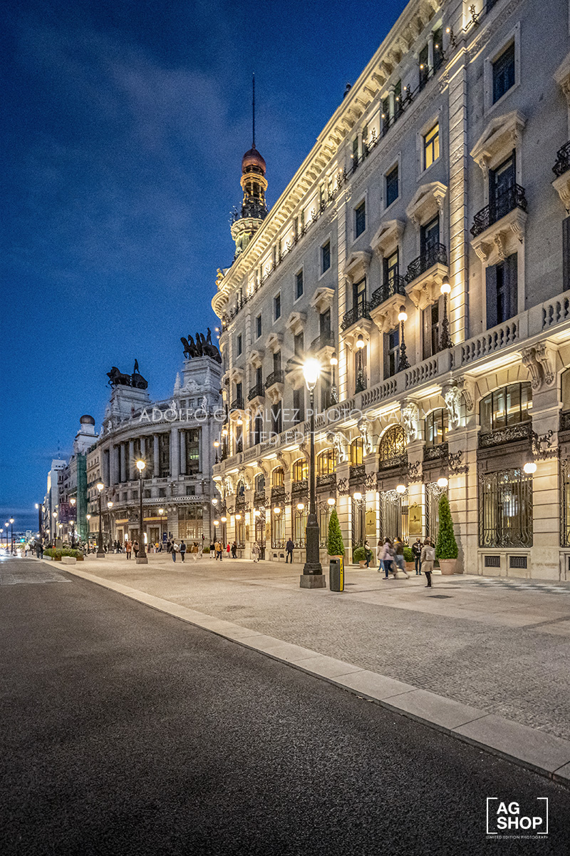 Vista nocturna Calle Alcalá, Palacio de la Equitativa, actual Hotel Four Seasons en Madrid, por Adolfo Gosálvez. Venta de Fotografía de autor en edición limitada. AG Shop