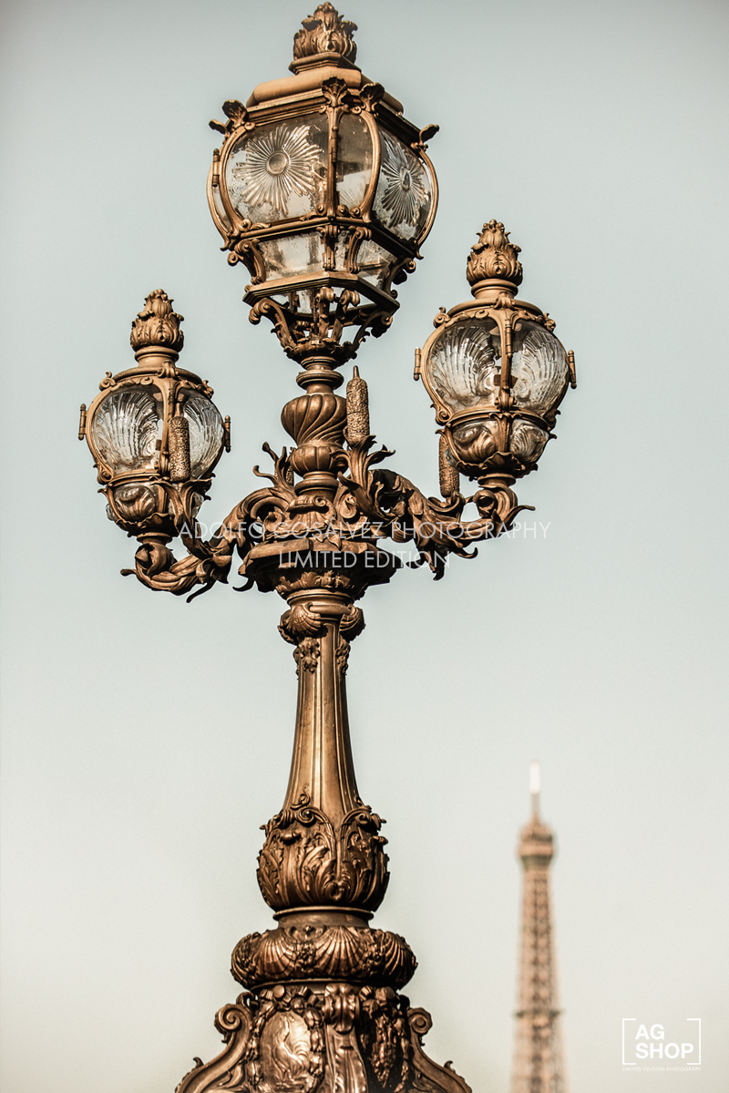 Farola del Puente de Alejandro III de París con la Torre Eiffel al fondo, por Adolfo Gosálvez. Venta de Fotografía de autor en edición limitada. AG Shop