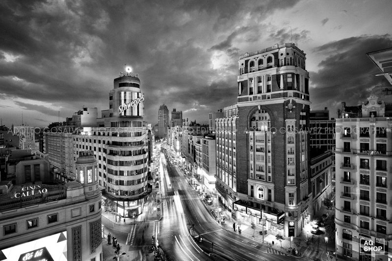 Gran Vía de Madrid nocturna, blanco y negro, por Adolfo Gosálvez. Venta de Fotografía de autor en edición limitada. AG Shop