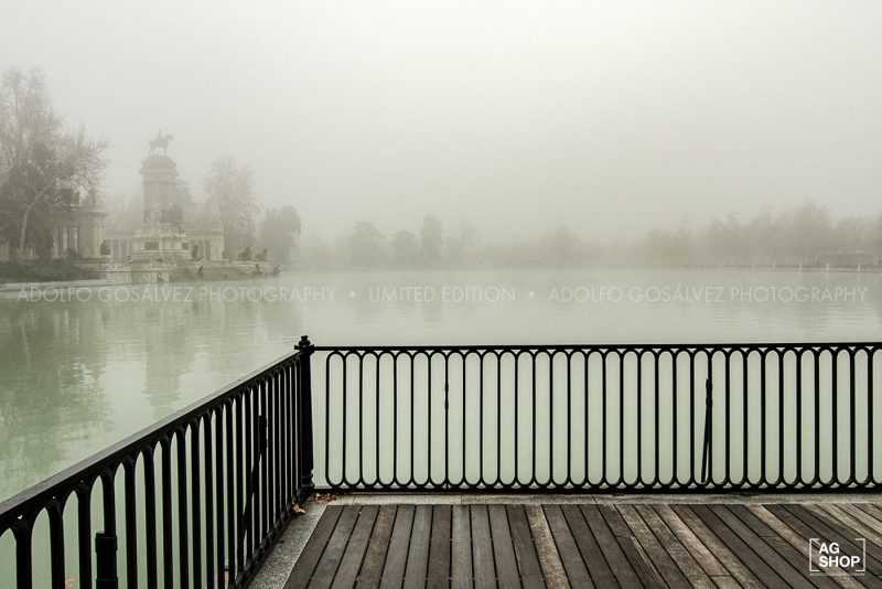 Retiro con niebla, vista desde el embarcadero por Adolfo Gosálvez. Venta de Fotografía de autor en edición limitada. AG Shop