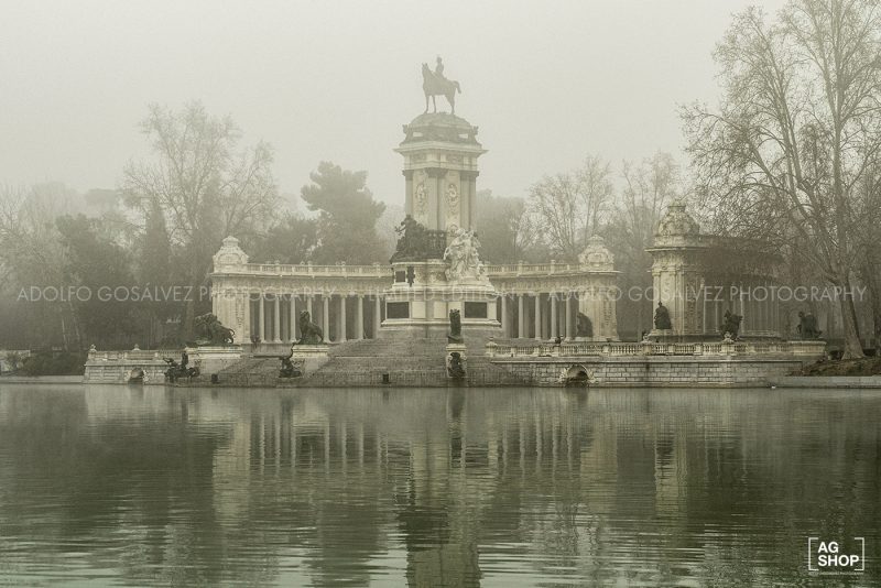 Retiro con niebla, Monumento a Alfonso XII por Adolfo Gosálvez. Venta de Fotografía de autor en edición limitada. AG Shop
