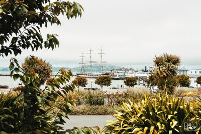 Velero en la Bahía de San Francisco con la isla de Alcatraz al fondo, por Adolfo Gosálvez. Venta de Fotografía de autor en edición limitada. AG Shop