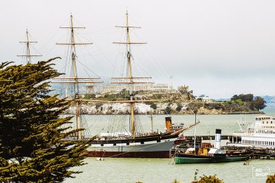 Velero en la Bahía de San Francisco con la isla de Alcatraz al fondo, por Adolfo Gosálvez. Venta de Fotografía de autor en edición limitada. AG Shop